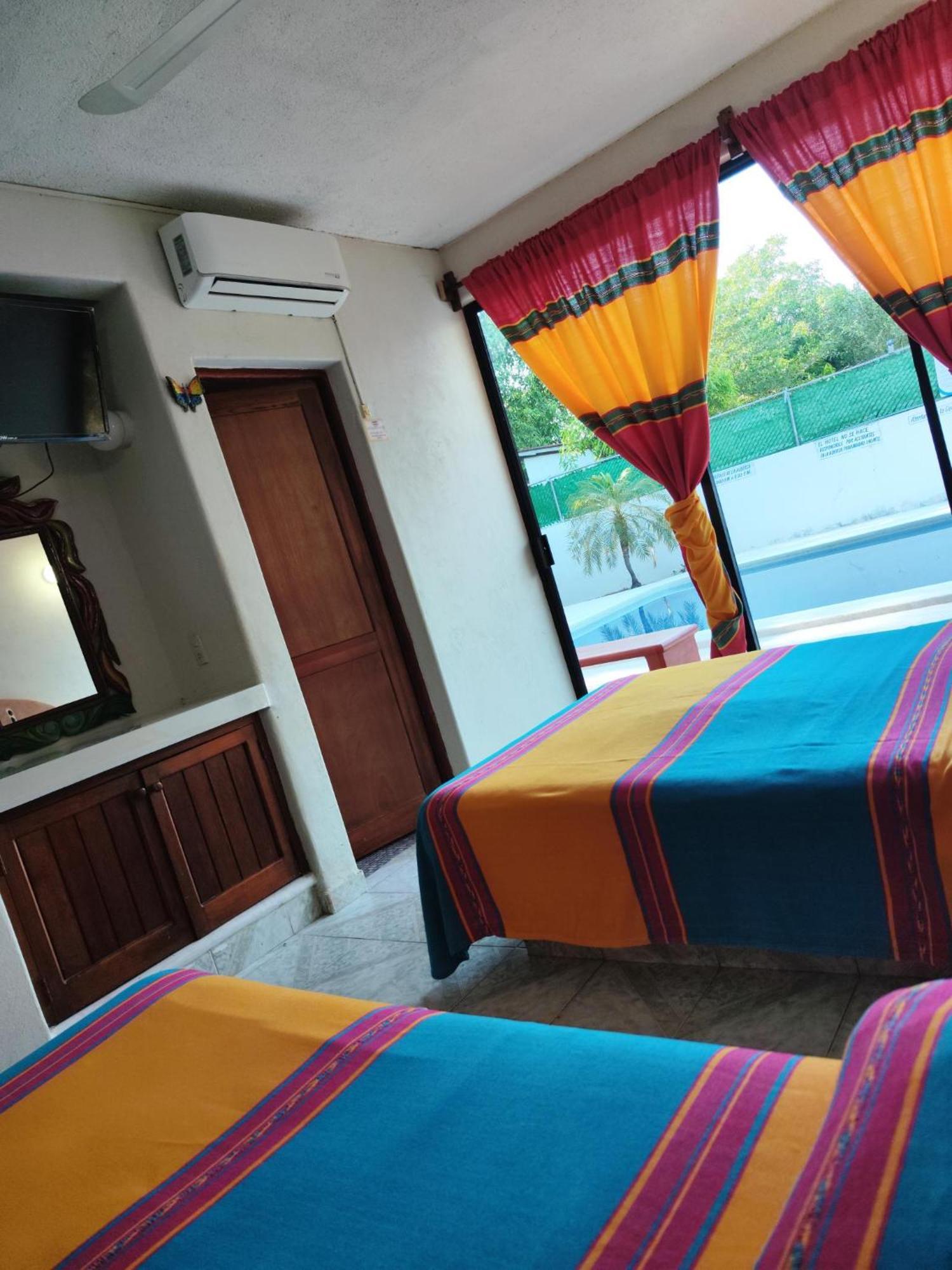 Hotel J.B. Сиуатанехо Екстериор снимка
