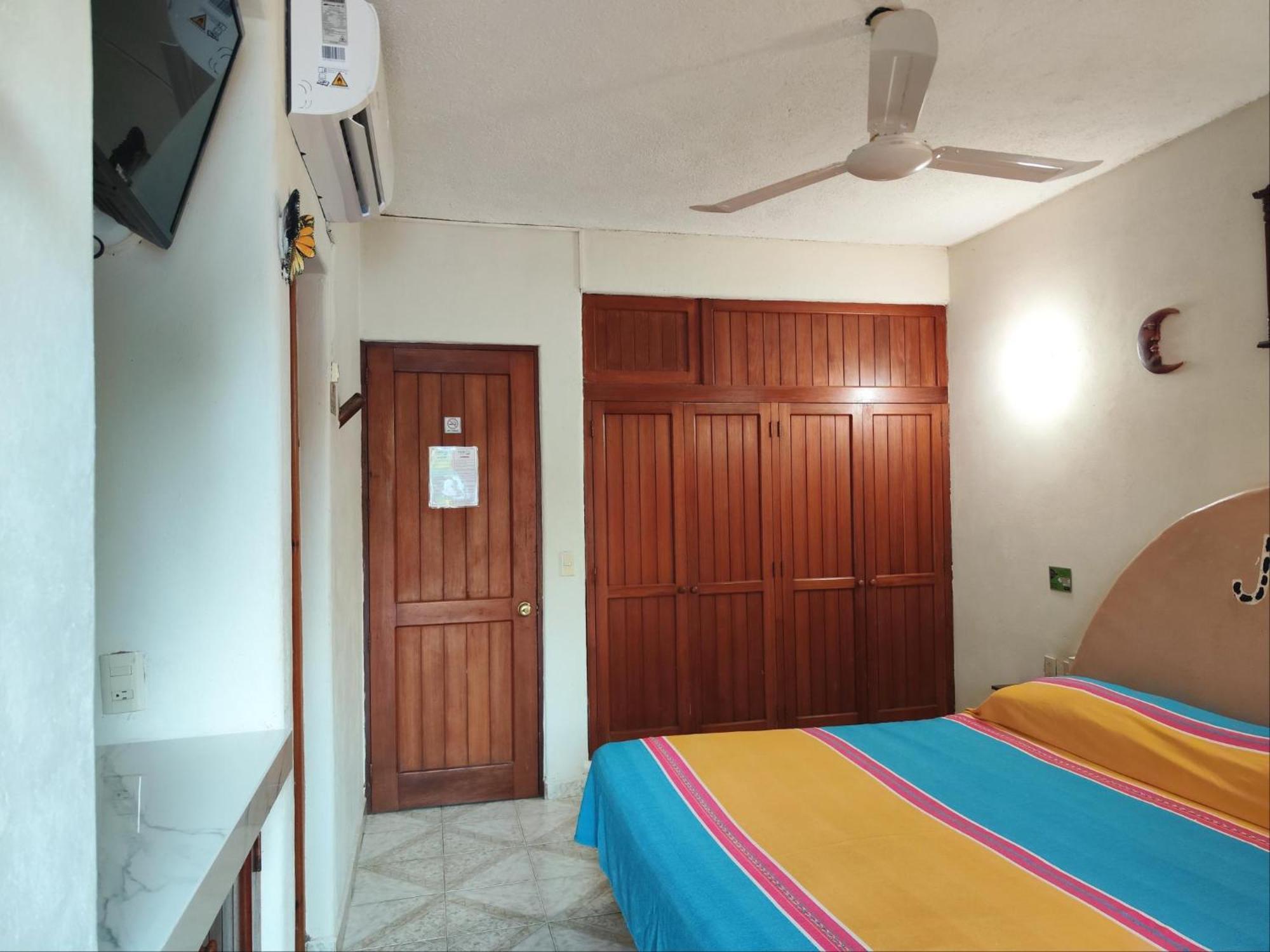 Hotel J.B. Сиуатанехо Екстериор снимка